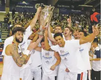  ?? MARCO GARCIA/ASSOCIATED PRESS ?? Gonzaga players hold the trophy after they defeated Duke 89-87 on Wednesday to win the Maui Invitation­al in Lahaina, Hawaii.