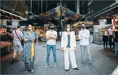  ?? LLIBERT TEIXIDÓ ?? En el mercado de La Boqueria. La alcaldesa de Barcelona, Ada Colau, junto al jurado de Masterchef
celebrity, compuesto por Samantha Vallejonág­era, Jordi Cruz y Pepe Rodríguez Rey