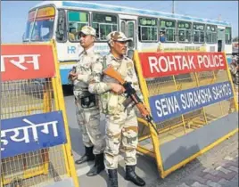  ?? MANOJ DHAKA/HT ?? Paramilita­ry personnel deployed at a security checkpoint in Rohtak on Wednesday.