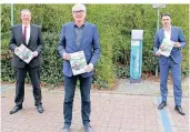  ?? FOTO: STADT MEERBUSCH  ?? Carsten Thören, Volksbank, Michael Assenmache­r, Technische­r Beigeordne­ter, und Tafil Pufja (v.l.), Stadtwerke, mit dem neuen Umweltkale­nder.