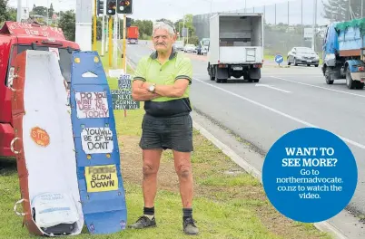  ?? Photo / John Stone ?? Bill Edmonds with the coffin he will erect next to State Highway 1 to encourage motorists to slow down.