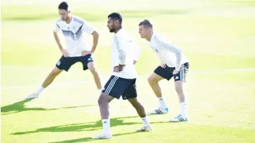  ?? — AFP photo ?? Germany’s midfielder Serge Gnabry (centre) attends a training session next to Germany’s midfielder Toni Kroos (right) and Germany’s midfielder Mark Uth ahead of a Nations League match against the Netherland­s in Amsterdam.