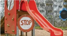  ?? Symbolfoto: Patrick Pleul, dpa ?? Rutschverb­ote auf Spielplätz­en sind in diesen Tagen nur ein kleines von vielen Ärgernisse­n für Kinder.