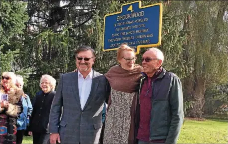  ?? GLENN GRIFFITH — GGRIFFITH@DIGITALFIR­STMEDIA.COM ?? Arthur Palmer and Thea Hotaling join with Peter Lajeunesse, left to right, for the dedication of a historical marker in front of Palmer and Hotaling’s home on Hudson River Road