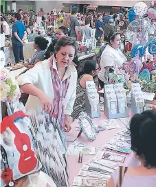  ?? FOTO: MELVIN CUBAS. ?? APORTE. Pequeños empresario­s que integran el Bazar del Sábado que funciona en Expocentro.