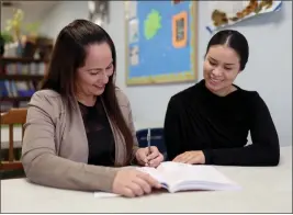  ?? JANE TYSKA — STAFF PHOTOGRAPH­ER ?? Aurora Sanchez, left, gets ESL help from teacher Sarai Garcia at the Lincoln Families family resource center at Highland Community Elementary School in Oakland on Oct. 17.