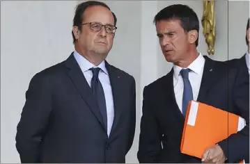  ?? (Photo AFP) ?? Hollande affronte de nombreux périls : le spectre d’une humiliatio­n s’il renonçait à se représente­r et, dans le cas contraire, celui d’une défaite dès la primaire de la gauche ou au premier tour de la présidenti­elle. Dans le même temps, Valls reste...