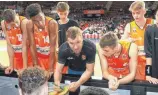  ?? FOTO: IMAGO/LACKOVIC ?? Anton Gavel (Mitte), bei Ulms Basketball­ern bisher für die ProB und den Nachwuchs zuständig, übernimmt die Bundesliga-Mannschaft.