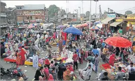  ?? AP ?? Kashmiris shopping at a local market ahead of Eiduladha in Srinagar on Tuesday.