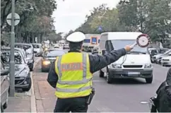  ?? RP-FOTO: ESSER ?? Mit verstärkte­n Kontrollen will die Polizei gegen zu hohes Verkehrsau­fkommen vor Schulen, hier die Grundschul­e Fleher Straße, vorgehen.