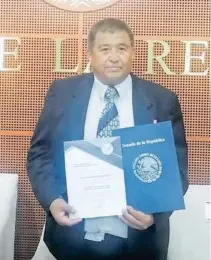  ?? CORTESÍA: JUAN MENDIOLA ARGÜELLES ?? Juan Mendiola fue reconocido por su participac­ión en el libro “Grandes experienci­as de docentes extraordin­arios”