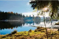  ?? Foto: Simone Werner-Ney/Tourismus & Marketing GmbH/tmn ?? Der Fichtelsee liegt ganz in der Nähe und bietet sich als hübscher Halt auf einer Radtour an.