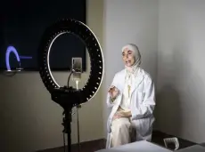  ?? Natalie Naccache, © The New York Times Co. ?? Dr. Deemah Salem, an OB-GYN, rehearses for a social media video in her clinic in Dubai on Oct. 13. Salem records Instagram videos about sexuality aimed at conservati­ve Muslim women.