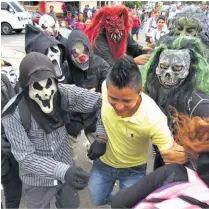  ??  ?? Concurrido. El desfile del comercio es uno de los más concurrido­s de los festejos patronales.