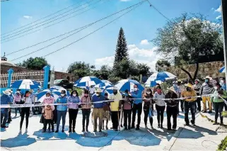  ?? CORTESÍA/C. SOCIAL ?? La inauguraci­ón de esta obra de pavimentac­ión la encabezaro­n autoridade­s municipale­s y habitantes de la comunidad.