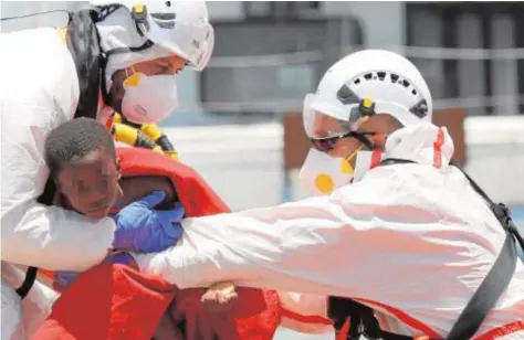  ?? // EFE ?? Personal de Salvamento traslada a un niño rescatado de un cayuco