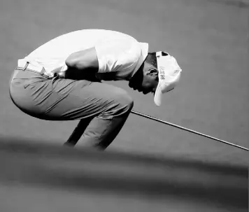  ?? Charlie Riedel/Assoociate­d Press ?? Tiger Woods reacts to his approach shot on the 10th hole in the first round of the Masters Thursday in Augusta, Ga.