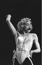  ??  ?? À direita: Madonna durante uma performanc­e da Blonde Ambition tour, 1990. Em baixo: Madona e Jean-Paul Gaultier num desfile de beneficiên­cia promovido pela amfAR (American Foundation for Aids Research), 1992.