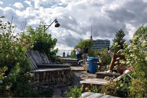  ??  ?? La coopérativ­e d’artistes Holzmarkt incarne une autre vision de la ville, face aux tours de béton qui poussent sur les berges de la Spree.