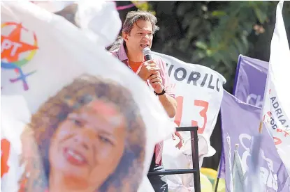  ??  ?? En una eventual segunda vuelta, ambos candidatos punteros obtendrán 40 por ciento de votos: encuesta.