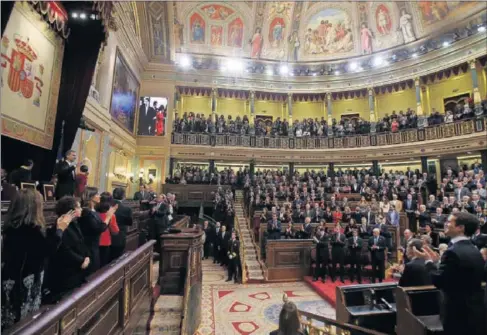  ?? / ÁLVARO GARCÍA ?? Diputados y senadores aplauden al Rey tras su dicurso en el Congreso el pasado jueves.