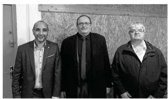  ??  ?? Ahmed Gormit, patron de Mac Do Saint Mard, Daniel Dometz, maire, et le président Doncque.