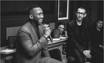  ??  ?? Mahershala Ali è un attore che ha incarnato molte sfumature di mascolinit­à (sopra, Ali e Sartori). Nelle boutique Zegna è in vendita la T-shirt della campagna; il ricavato sarà devoluto alla onlus Cesvi.