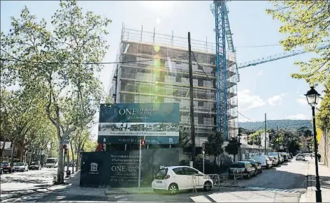  ?? CÉSAR RANGEL ?? Vista del nou edifici d’habitatges que s’està construint al carrer Bisbe Català, molt a prop del monestir