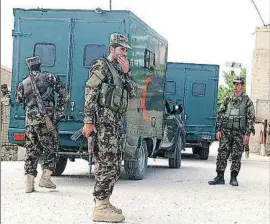  ?? MUTALIB SULTANI / EFE ?? Militars afganesos ahir custodiant l’entrada de la base atacada