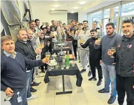  ?? JAVIER FERREYRA ?? SALUD, CAMPEONES. El momento del brindis en el auditorio de La Voz.