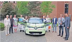  ?? FOTO: KREIS HEINSBERG ?? Ein neues E-Auto für die Kreisverwa­ltung: Die Mitarbeite­r der Verwaltung sowie Sponsoren freuen sich gleicherma­ßen.