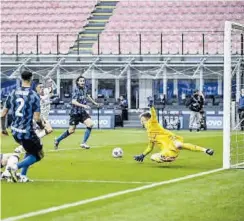  ?? //EFE-AFP ?? Matteo Darmian dio el gol de una sufrida victoria del Inter ante el Cagliari minetras que Morata marcó y brilló, todo lo contrario que Ronaldo, en el triunfo de la Juventus ante el Genoa