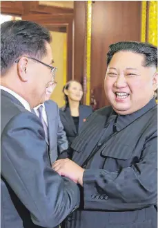  ?? FOTO: AFP ?? Nordkoreas Staatschef Kim Jong-un (rechts) traf auf Südkoreas nationalen Sicherheit­sberater Chung Eui Yong.