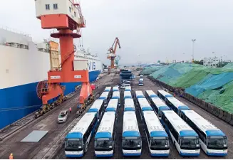  ??  ?? Le 27 mai 2020, 200 bus haut de gamme King Long partent du port de Xiamen pour Chypre.