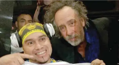  ?? | NOTIMEX ?? A su llegada a México, Tim Burton convivió con algunos de sus fans.