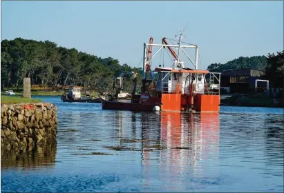  ??  ?? L’activité ostréicole est omniprésen­te sur la rivière, comme le prouvent les nombreuses barges amarrées dans le chenal.