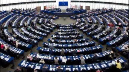  ?? FOTO PHOTO NEWS ?? Het Europees Parlement tijdens een plenaire sessie in Straatsbur­g.