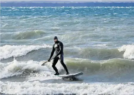  ?? WWW.PATRICKSCH­OLZ.DE ?? Dank Winterstur­m Marielou herrschten am Wochenende auf dem Bodensee perfekte Bedingunge­n zum Surfen.