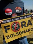  ?? AFP ?? Un hombre sostiene un cartel pidiendo la salida de Jair Bolsonaro del poder.