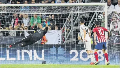  ?? FOTO: SIRVENT ?? Keylor Navas, uno de los grandes señalados de la noche al no ayudar a evitar la derrota del Real Madrid. Courtois lo vio en la grada