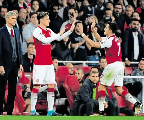  ?? Foto: Getty ?? Přichází čas loučení Mesut Özil a Alexis Sánchez (vpravo) dost možná Arsenal opustí, kouč Wenger – k nelibosti části fanoušků – zůstává.