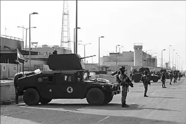  ??  ?? De zwaar bewaakte VS-ambassade in Bagdad. (Foto: HLN)