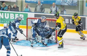  ?? FOTO: CF ?? Viel zu tun hatte EVL-Goalie David Zabolotny (Mitte, verdeckt) am Sonntag gegen die Bulls aus Sonthofen.