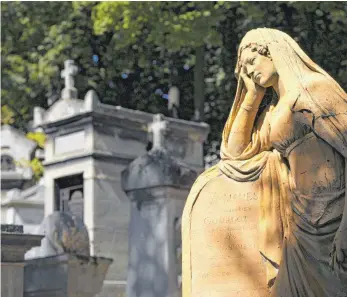  ?? FOTO: IMAGO ?? Monumental­e Zeugnisse der Trauer sind die Grabmale auf dem Friedhof Père Lachaise in Paris.