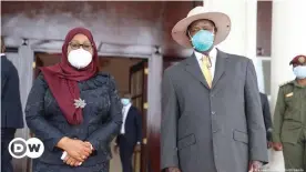  ??  ?? President Samia Suluhu Hassan of Tanzania and President Yoweri Museveni of Uganda