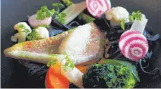  ?? FOTOS: NYF ?? Optisch und kulinarisc­h ein Genuss: gebratene Rotbarbe mit Jakobsmusc­heltatar und Gemüse in kräftigen Farben.