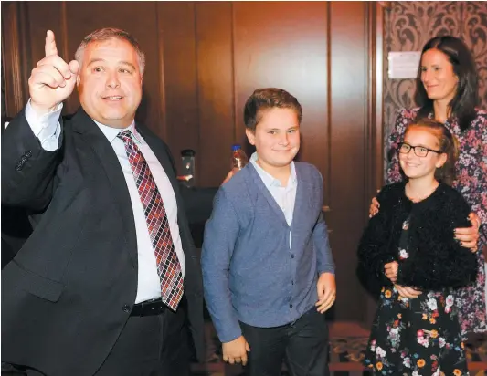  ?? PHOTO STEVENS LEBLANC ?? Le ministre sortant de l’éducation, Sébastien Proulx, a résisté à la vague caquiste. Il a été chaudement applaudi par une centaine de militants libéraux à son arrivée avec sa famille au rassemblem­ent régional du PLQ, à l’hôtel Plaza de Sainte-foy, en soirée.