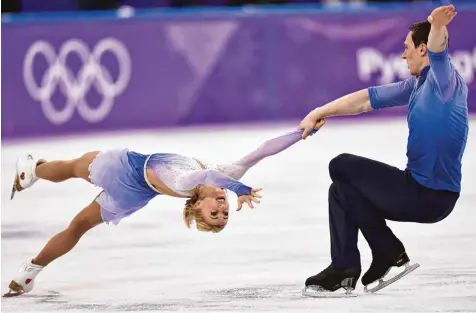  ?? Foto: Aris Messinis, afp ?? Ob Todesspira­le oder Salchow: An diesem Donnerstag glückte Aljona Savchenko und Bruno Massot einfach alles. Sie liefen die wohl beste Kür ihres Lebens. Weil ihre größten Konkurrent­en patzten, reichte es am Ende für die Goldmedail­le.