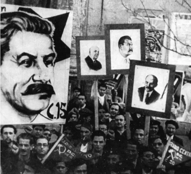  ?? GETTY ?? LOS AMIGOS DE LA URSS. Durante la guerra, se celebraron manifestac­iones en las que se mostraban imágenes de Lenin y Stalin junto a las de dirigentes republican­os (en la foto).