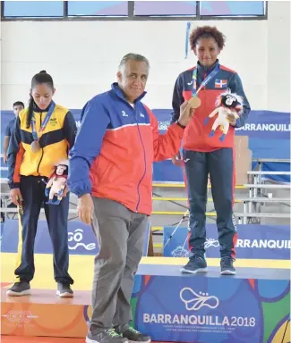  ?? COLIMDO.COM ?? Luis Mejía Oviedo premia, con la medalla de oro, a Estefanía Soriano.